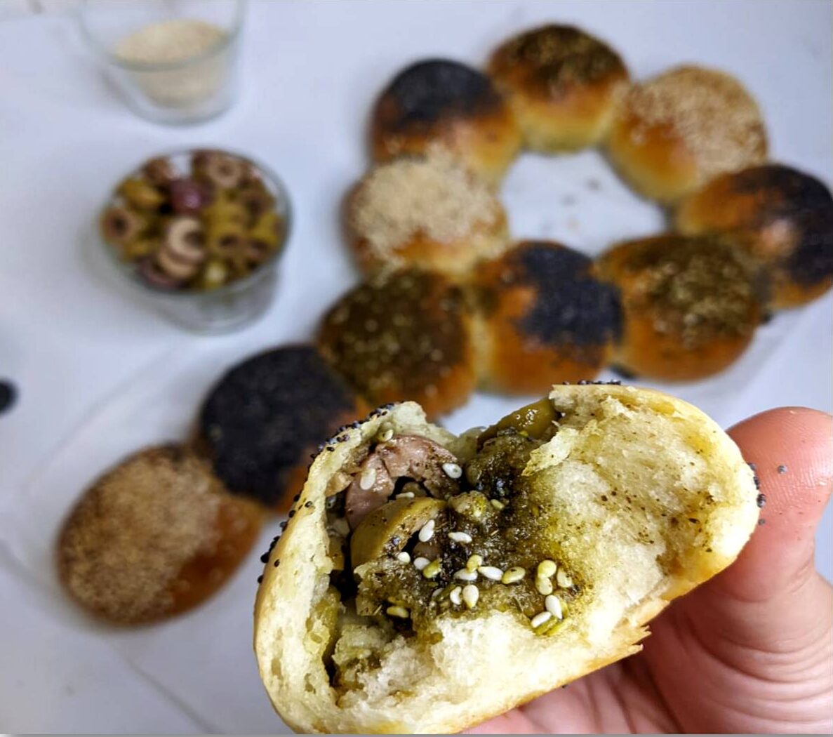חלת מפתח קלה ומהירה ממולאת זיתים וזעתר