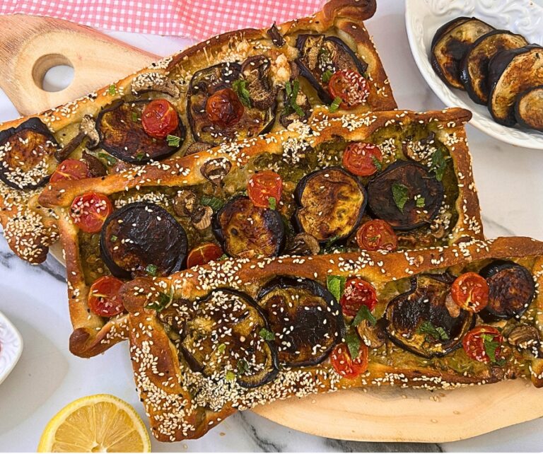 מאפה שמרים עם חצילים פסטו וגבינות