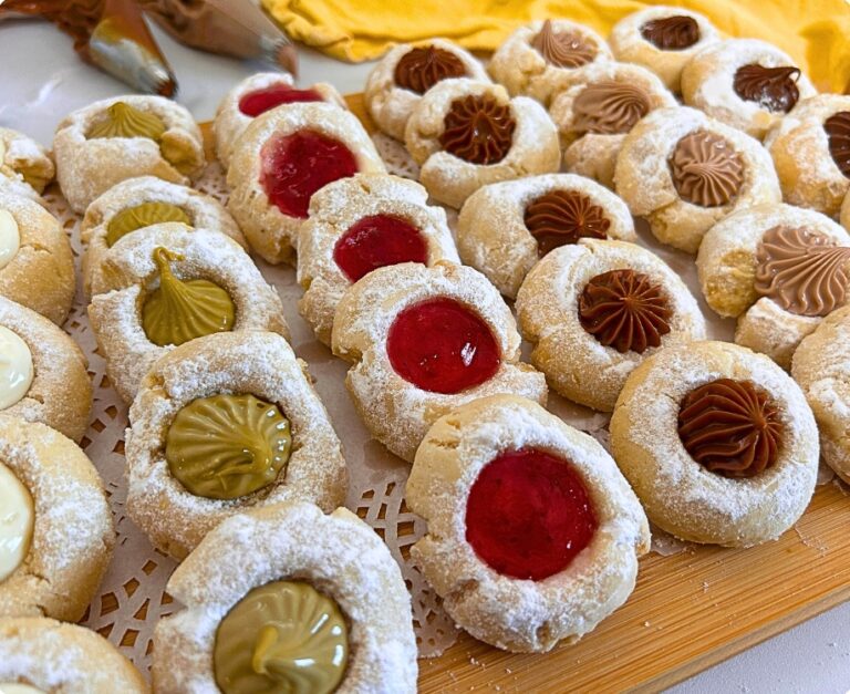 מגש עוגיות בוהן עם מלא ממרחים