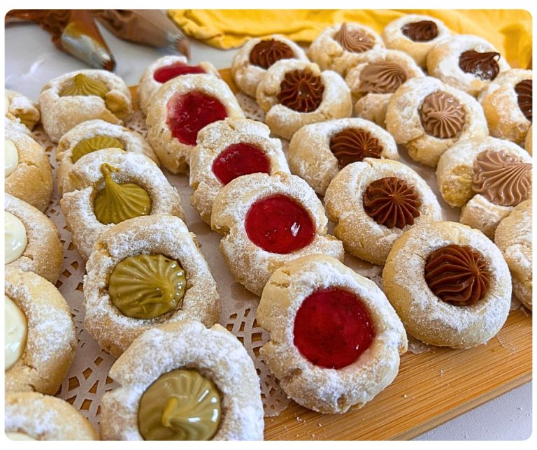 מגש עוגיות בוהן עם מלא ממרחים