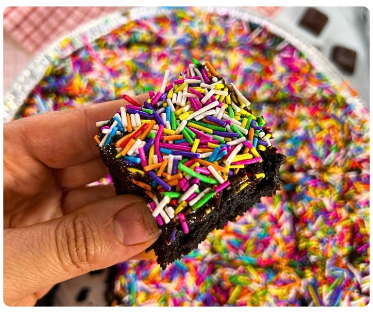 עוגת שוקולד מושחתת עם סוכריות