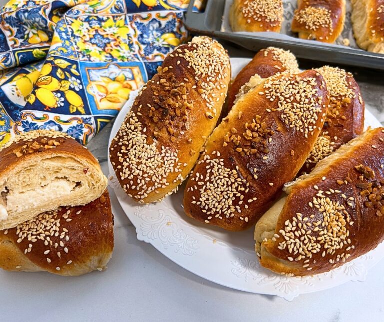 לחמניות בולו ממולא גבינה מתוקה
